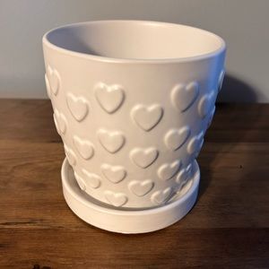 White Plant pot with hearts 4.25 inches wide